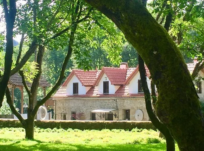 Casa Dos Moinhos Do Chao Do Mosteiro Konukevi 3*